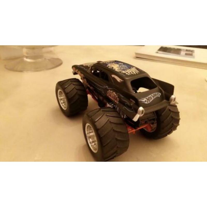 Hot wheels monstertruck schaal 1:32