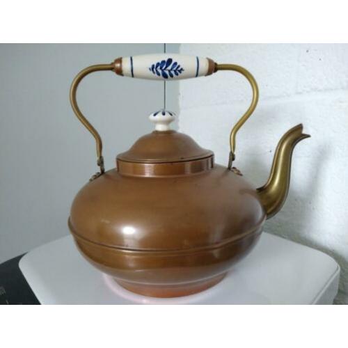 Mooie waterketel met porseleinen handvat