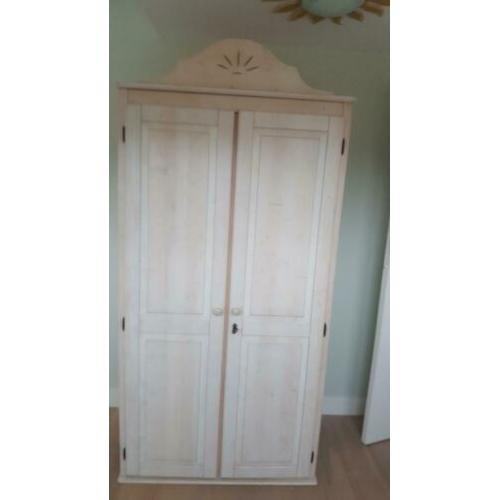 Mooie white whash kledingkast