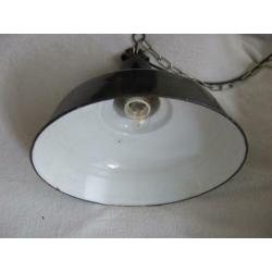 oude (AEG) fabriek / werkplaats hanglamp zwart wit emaille