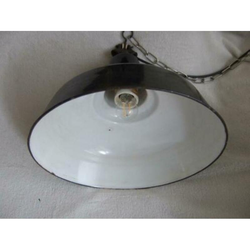oude (AEG) fabriek / werkplaats hanglamp zwart wit emaille