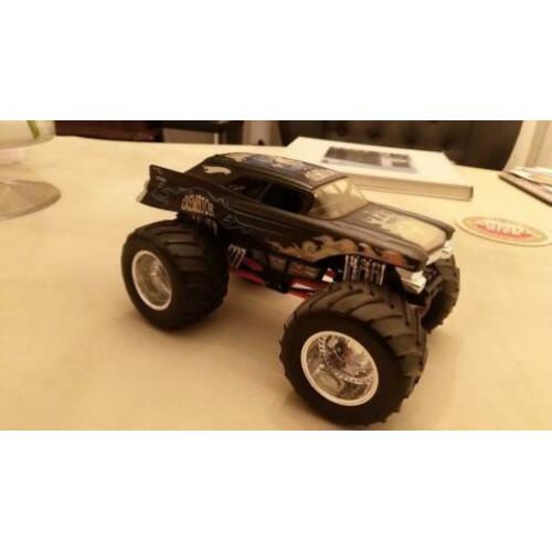 Hot wheels monstertruck schaal 1:32