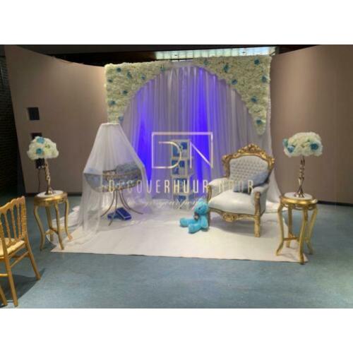 Napoleon stoelen Bruidsbanken Flowerwall Tafeldecoratie.