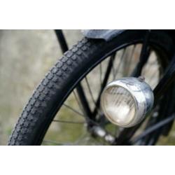 Zwarte authentieke antieke transportfiets (rond 1930)