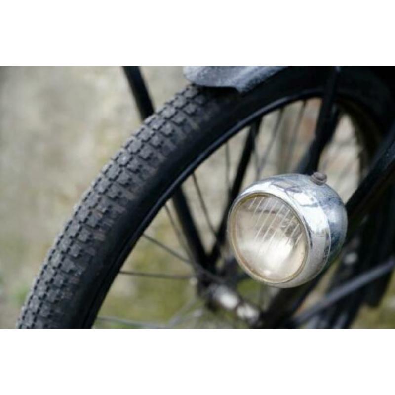 Zwarte authentieke antieke transportfiets (rond 1930)