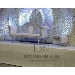 Napoleon stoelen Bruidsbanken Flowerwall Tafeldecoratie.