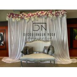 Napoleon stoelen Bruidsbanken Flowerwall Tafeldecoratie.
