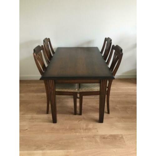 Eetkamertafel + 4 stoelen