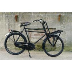 Zwarte authentieke antieke transportfiets (rond 1930)