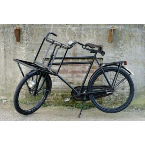 Zwarte authentieke antieke transportfiets (rond 1930)