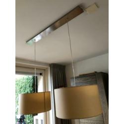 hanglampen, 2 ronde stoffen kappen, met stalen plafondplaat