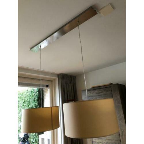 hanglampen, 2 ronde stoffen kappen, met stalen plafondplaat