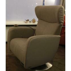 Relaxfauteuil van Prominent met draaivoet en lendepomp