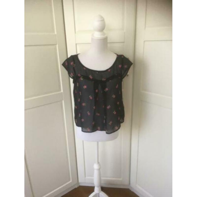 Hollister zgan blauwe chiffon top met bloemetjes, maat S