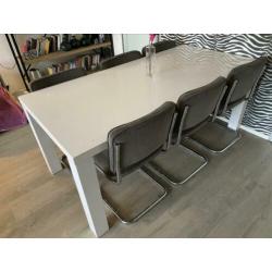 Witte hoogglans eettafel 190x90 + 6 sledestoelen ribstof