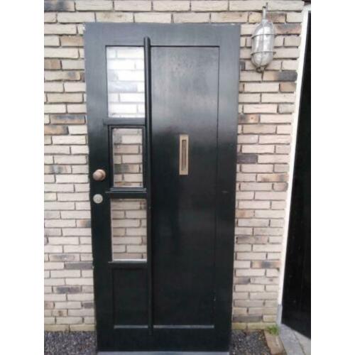 Mooie voordeur. 88,3 x 207,5 cm hoog. Luikje