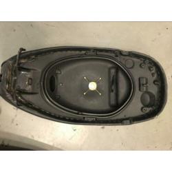 Vespa zadel, zwart 4 zadels, binnenwerk stuk/defect