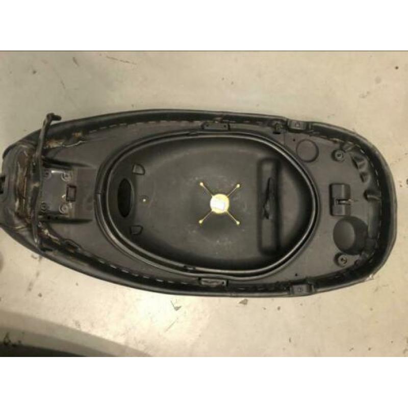 Vespa zadel, zwart 4 zadels, binnenwerk stuk/defect
