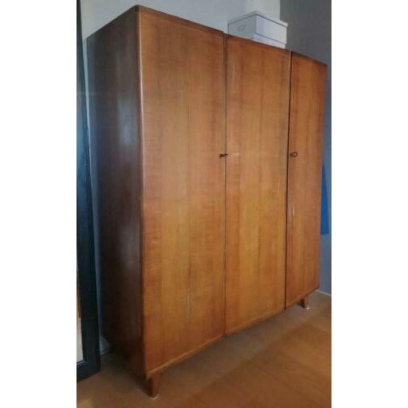 Retro kersenhouten kledingkast jaren vijftig.