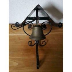 Oude trekbel / deurbel / bel in ornament