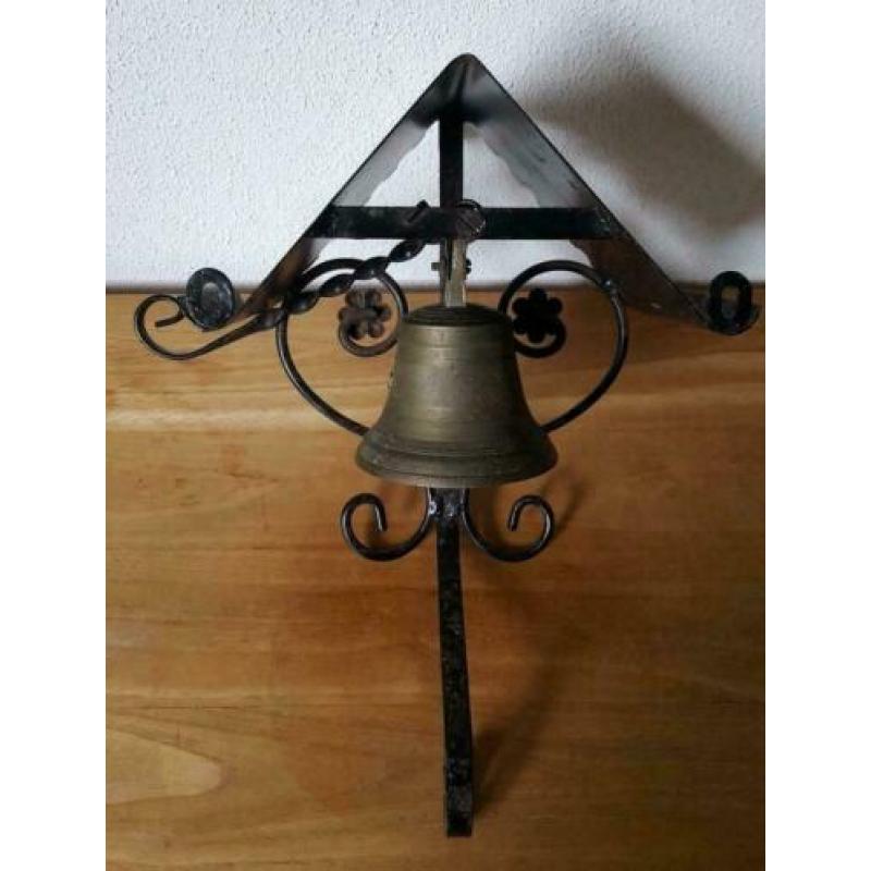 Oude trekbel / deurbel / bel in ornament