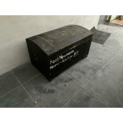 Grote oude houten kist met beslag