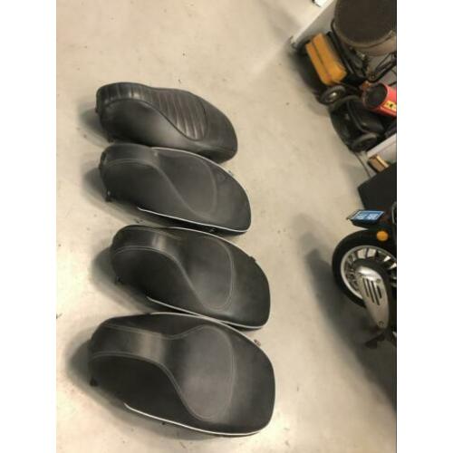 Vespa zadel, zwart 4 zadels, binnenwerk stuk/defect