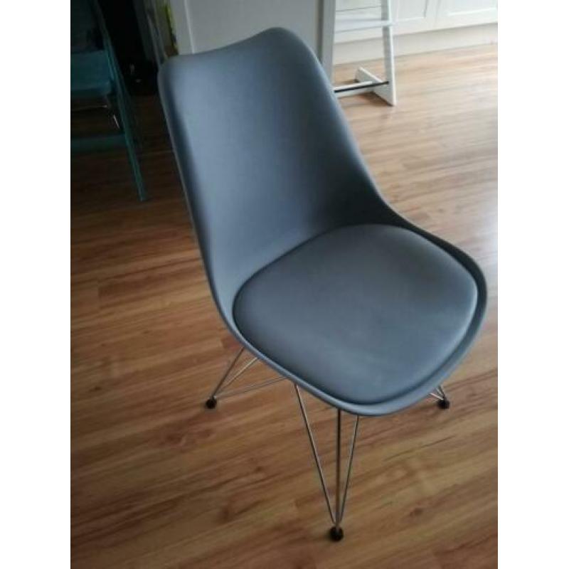 Eettafel met vier stoelen