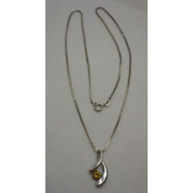 Zilveren ketting met modernist hanger met gele steen nr.1442