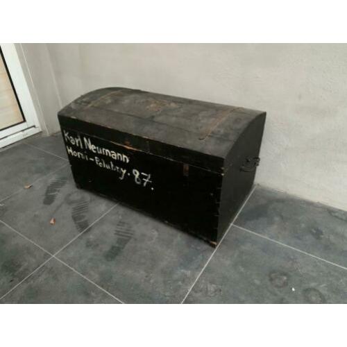 Grote oude houten kist met beslag