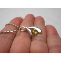 Zilveren ketting met modernist hanger met gele steen nr.1442