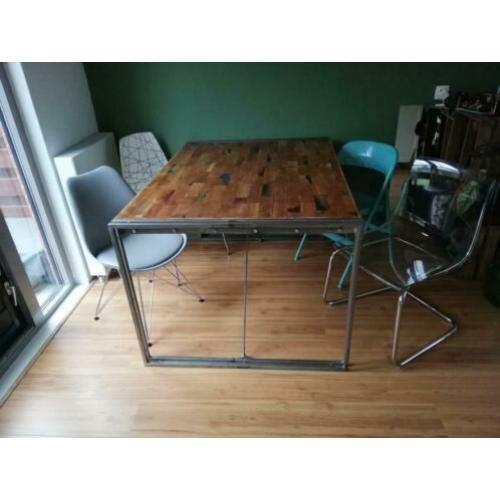 Eettafel met vier stoelen