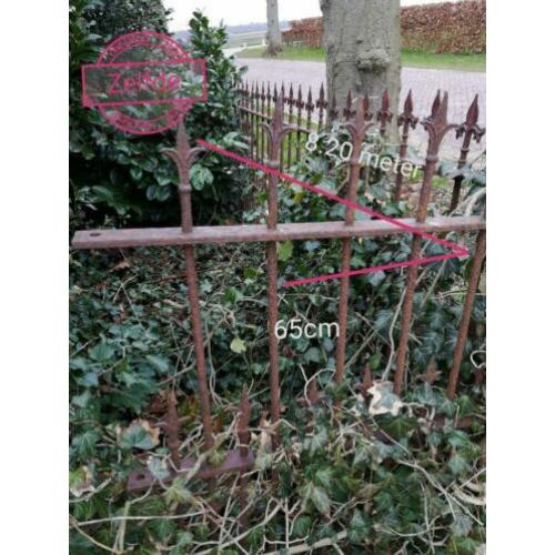 Oud smeedijzeren hek