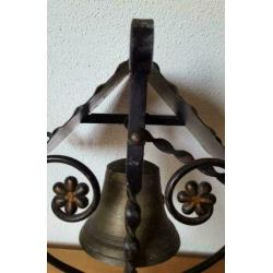 Oude trekbel / deurbel / bel in ornament