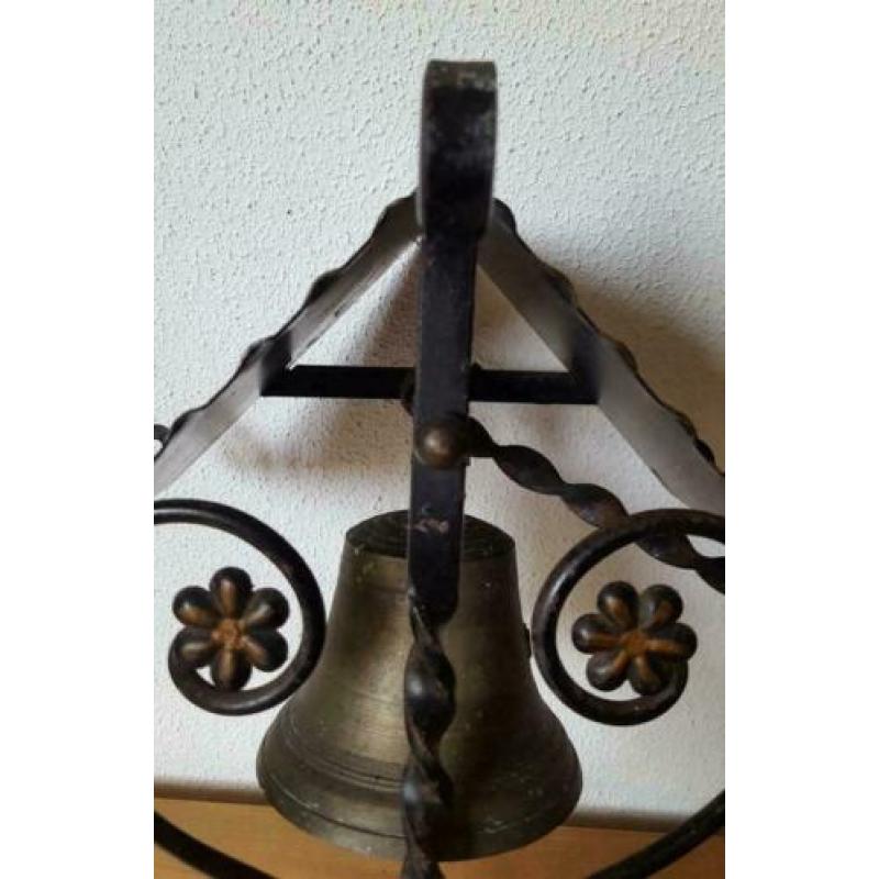 Oude trekbel / deurbel / bel in ornament