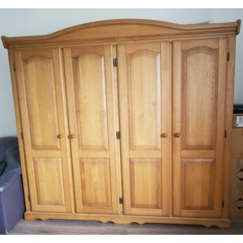 Mooie 4 deurs kledingkast, veel legplanken en hang