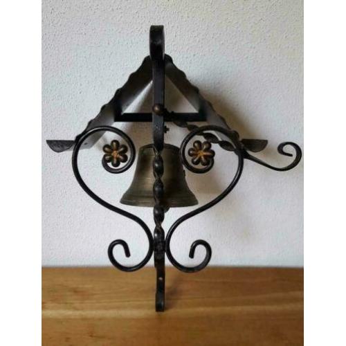 Oude trekbel / deurbel / bel in ornament