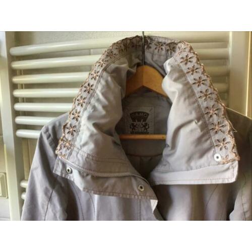 Prachtige bijna nieuw Jas maat 38 merk DAMO kleur Camel