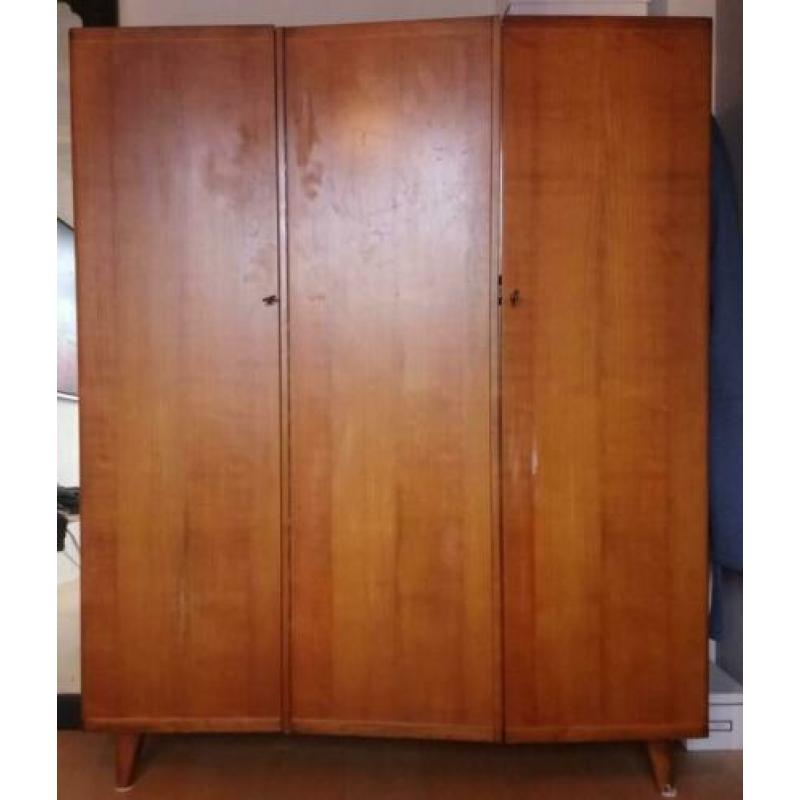 Retro kersenhouten kledingkast jaren vijftig.