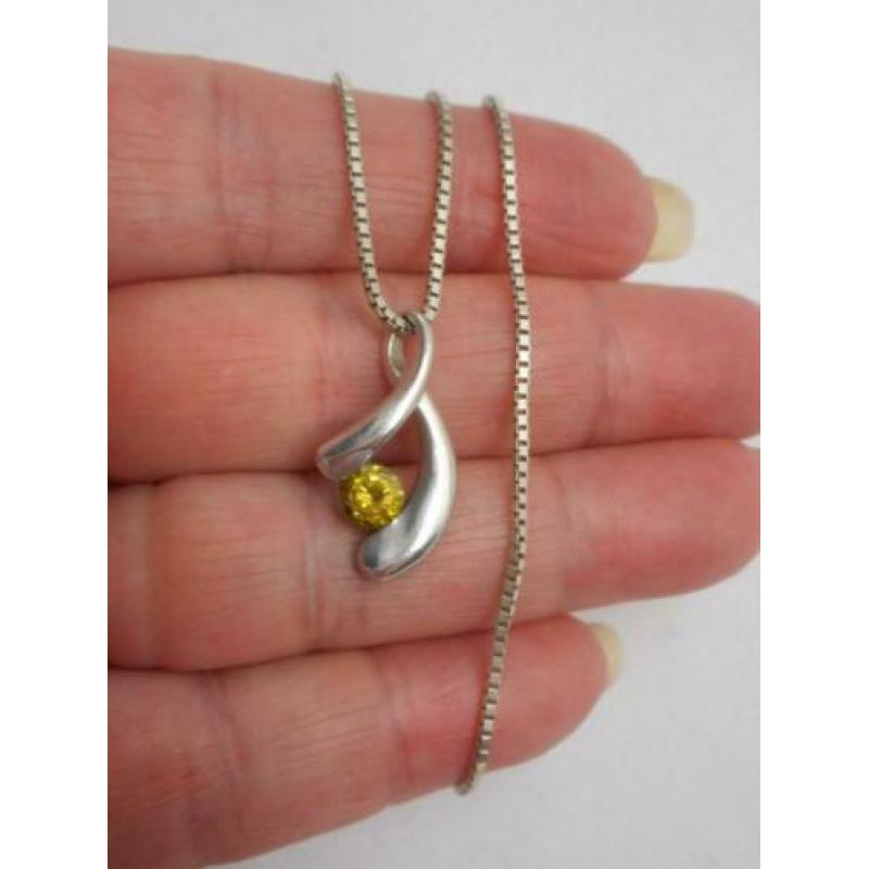 Zilveren ketting met modernist hanger met gele steen nr.1442