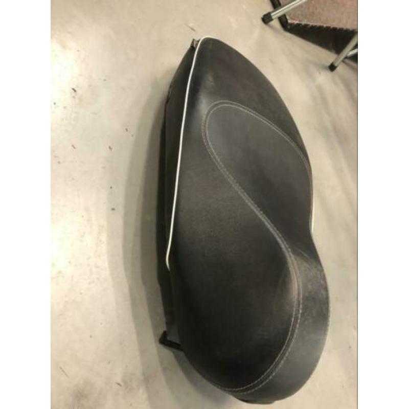 Vespa zadel, zwart 4 zadels, binnenwerk stuk/defect