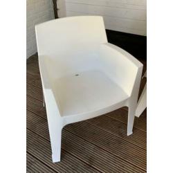 Houten steigerhout tafel massief + 4 look a like box stoelen