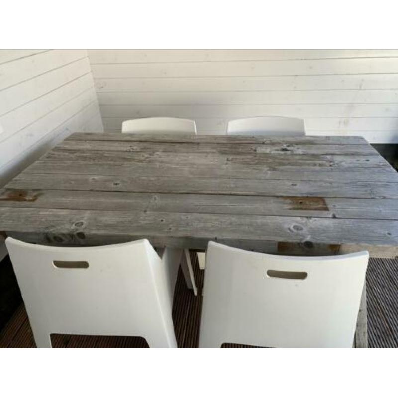 Houten steigerhout tafel massief + 4 look a like box stoelen