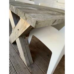 Houten steigerhout tafel massief + 4 look a like box stoelen