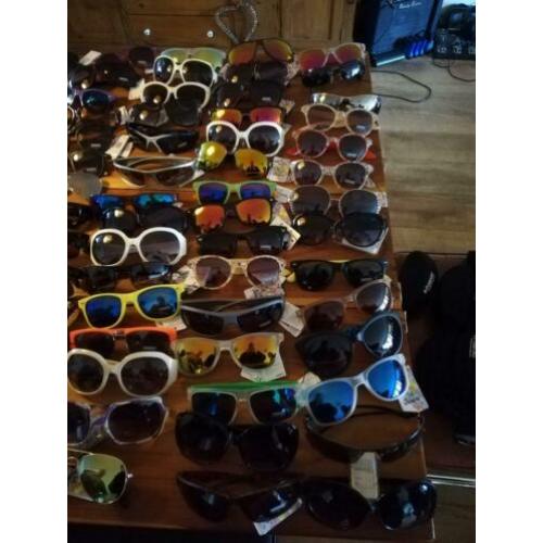 86 kunststof en metale zonnebrillen