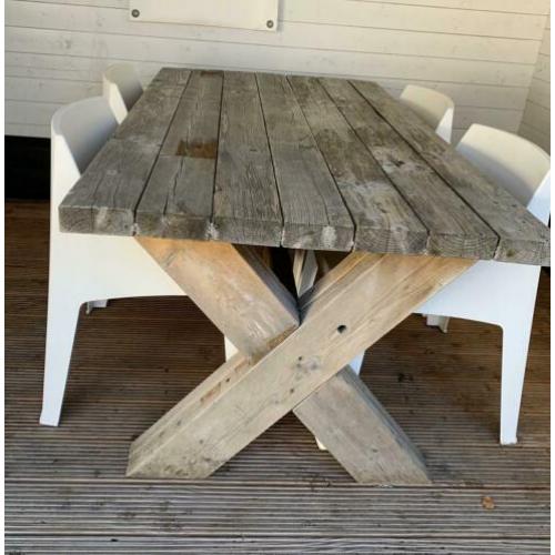 Houten steigerhout tafel massief + 4 look a like box stoelen