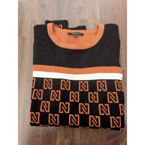 Nikkie jain top n logo maat 40