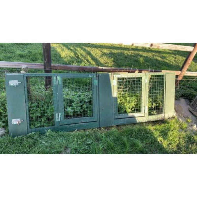 Hek om een stuk stal te delen voor schapen of geiten
