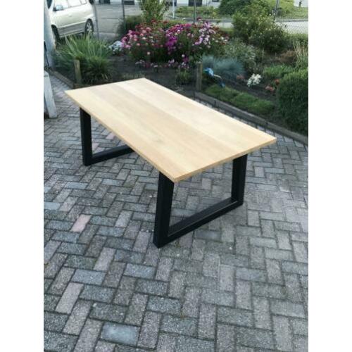 Industriële eiken eettafel