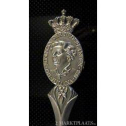 Juliana 1948-1973 25 jr. Tinnen lepel + zilveren theelepel